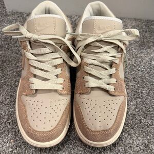 Nike Low-Top Sneakers in Beige & Light Brown Suede